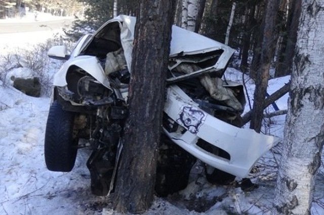 Иномарка на изношенной резине врезалась в дерево на Серовском тракте