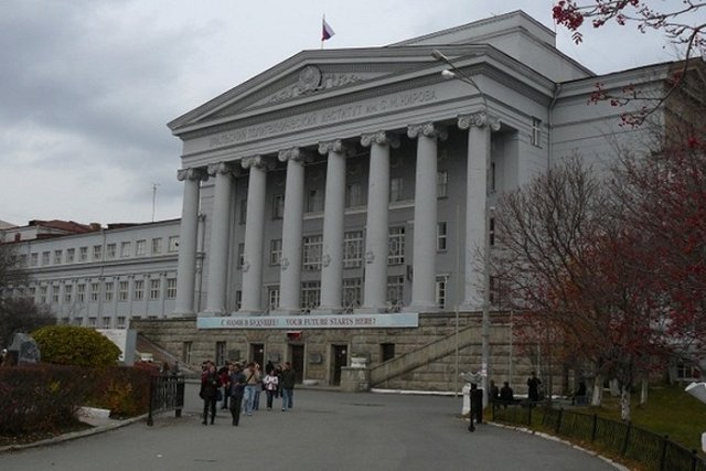 Трех студентов УрФУ могут исключить из вуза за фото в немецкой форме