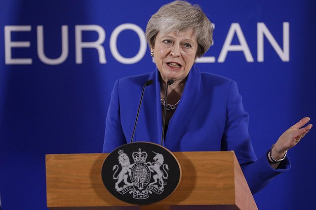 Мэй задумала изменить условия Brexit. Если что, Елизавету II эвакуируют