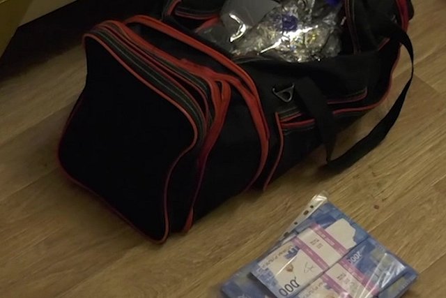 Фальшивомонетчик подделывал двухтысячные банкноты с помощью елочной мишуры