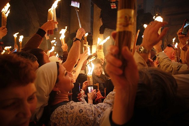 Благодатный огонь сошел в Иерусалиме