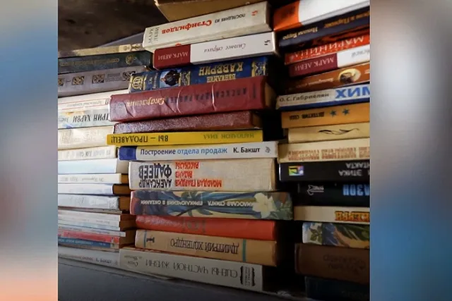 В Екатеринбурге девушка открыла книжный приют в своем подъезде