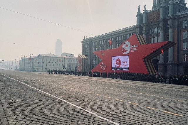 Едкий смог накрыл Екатеринбург праздничным утром 9 мая