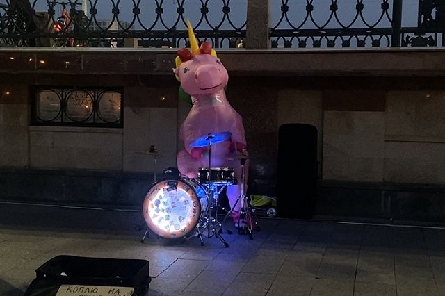 Стало известно, кто скрывается под маской барабанщика-единорога в Екатеринбурге