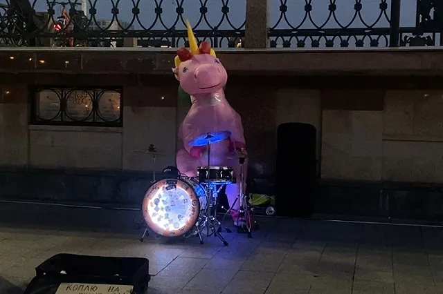 Стало известно, кто скрывается под маской барабанщика-единорога в Екатеринбурге