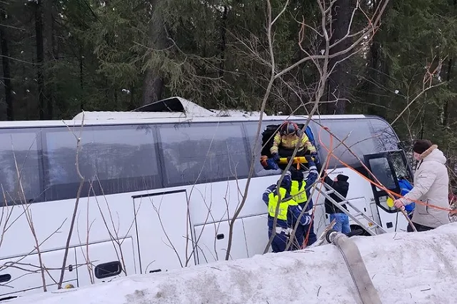 Стало известно, кто погиб на свердловской трассе в аварии с автобусом и легковушкой