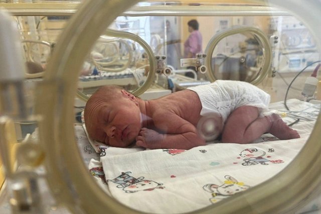 В Екатеринбурге многодетная мать родила тройню в 43 года