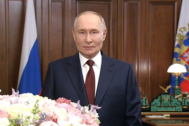 Поздравление Путина показали на медиаэкране в центре Екатеринбурга