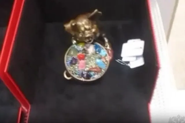 В аэропорту Кольцово поймали пассажирку, которая пыталась перевезти драгоценности с камнями