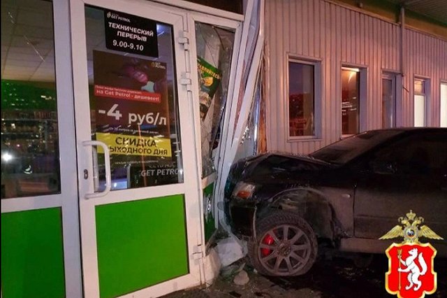 В Екатеринбурге водитель Mitsubishi влетел в заправку