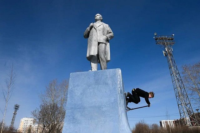 Свердловский cкейтбордист объяснил, зачем нужна рампа у памятника Ленину в Верхней Пышме