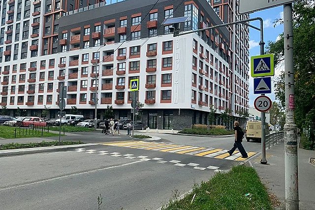 Пешеходный переход по новым технологиям установили на улице Мельникова в Екатеринбурге