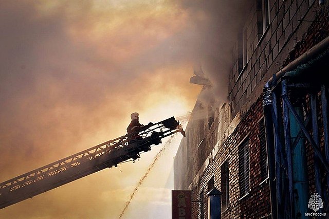 В Екатеринбурге загорелся склад с мебелью крупной фирмы