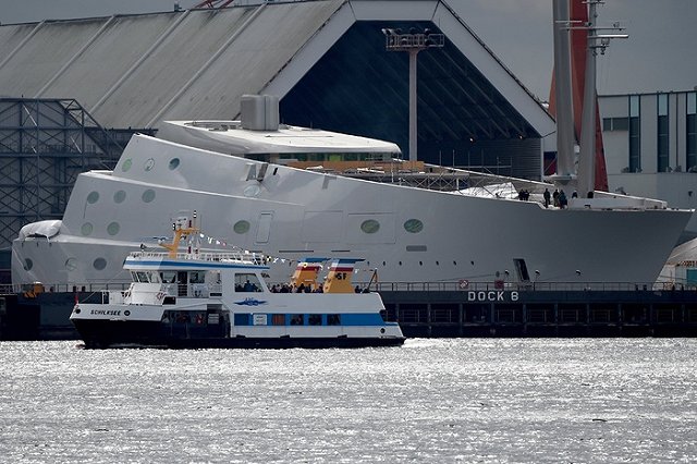 Российский миллиардер купил крупнейшую в мире яхту за $404 млн