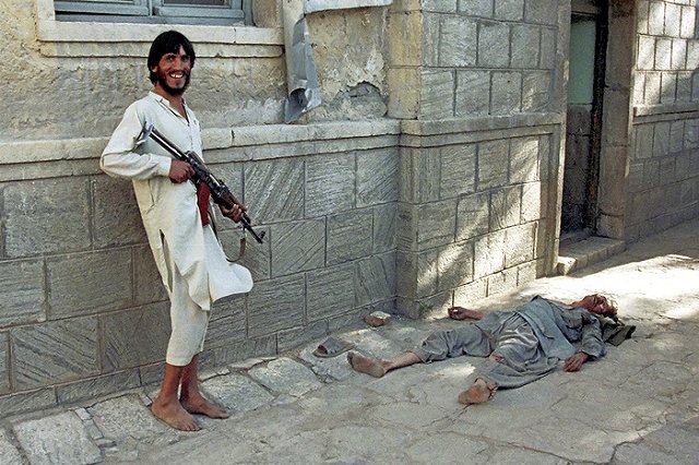 В Польше предложили вооружать беженцев и отправлять их воевать