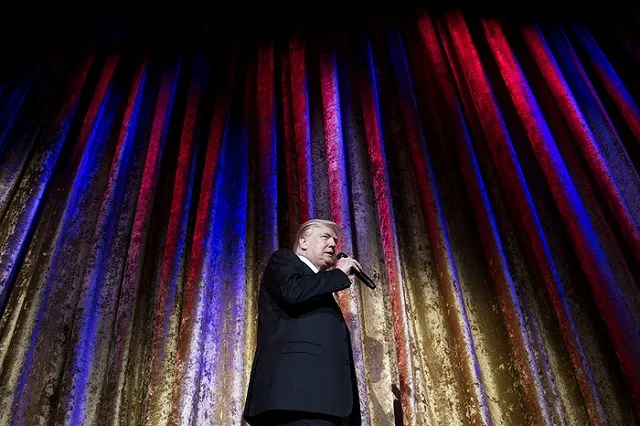 Дональда Трампа затроллили за фотографию с подготовкой речи к инаугурации