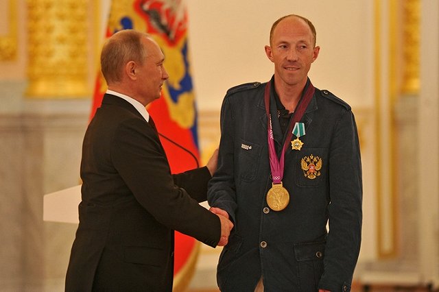 Российские легкоатлеты, уличенные в допинге, в понедельник сдадут медали