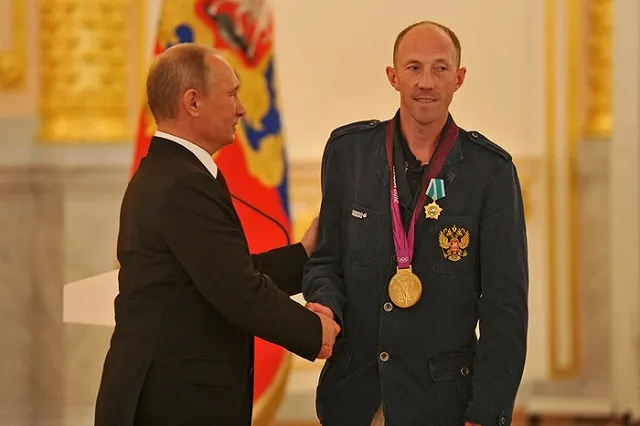 Российские легкоатлеты, уличенные в допинге, в понедельник сдадут медали