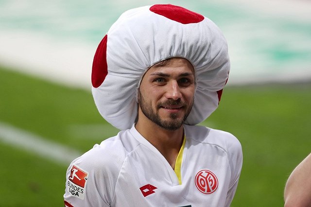 Футболист «Майнца» налил в трусы воды перед выходом на поле