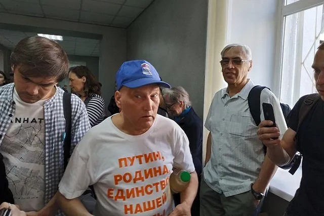 Суд отказался закрывать по просьбе следствия дело против Деда-пикета