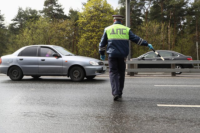 В Свердловской области женщина покусала инспектора ГИБДД