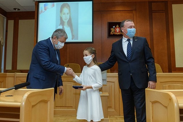«Вспомнила, что мне рассказывал тренер». В Екатеринбурге наградили детей-героев