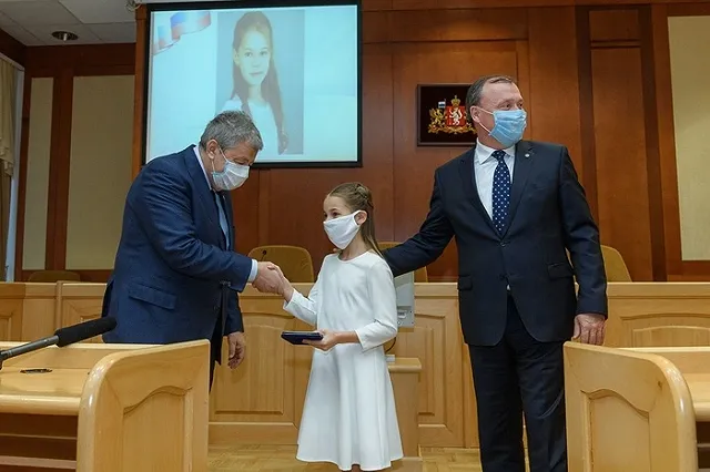 «Вспомнила, что мне рассказывал тренер». В Екатеринбурге наградили детей-героев