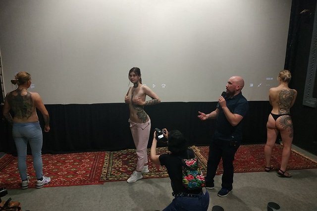 Мастер тату рассказал, почему все еще не сделал «партак» себе. В кино «Заря» прошла тату-вечеринка