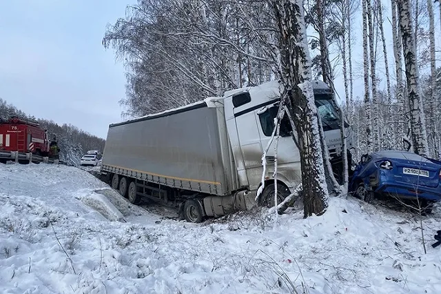 Молодой парень устроил на свердловской трассе массовое ДТП, в котором погиб водитель