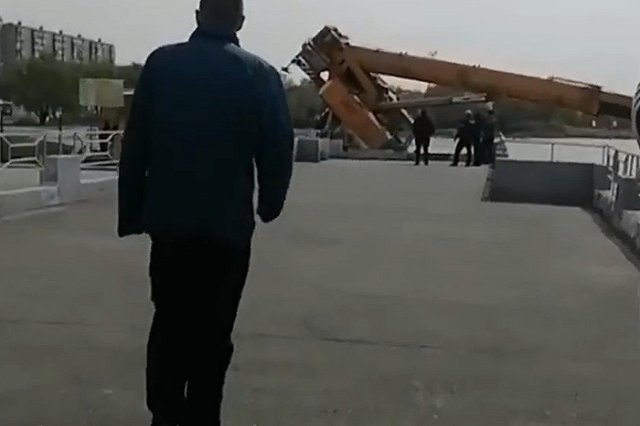 Грузовой кран упал в уральское озеро
