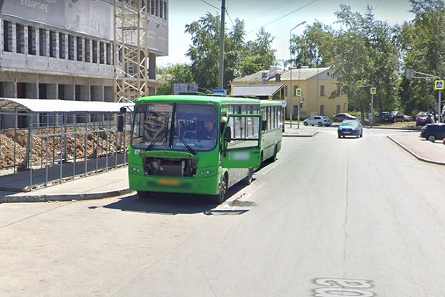 В Екатеринбурге конечную остановку автобуса превратили в туалет