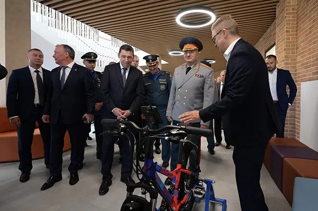 В Екатеринбурге в школу, которую открывали губернатор и глава МЧС России, пришёл ребёнок с пистолетом