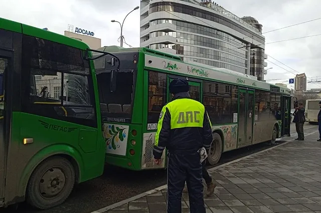 Не обошлось без пострадавших. Два маршрутных автобуса столкнулись в центре Екатеринбурга