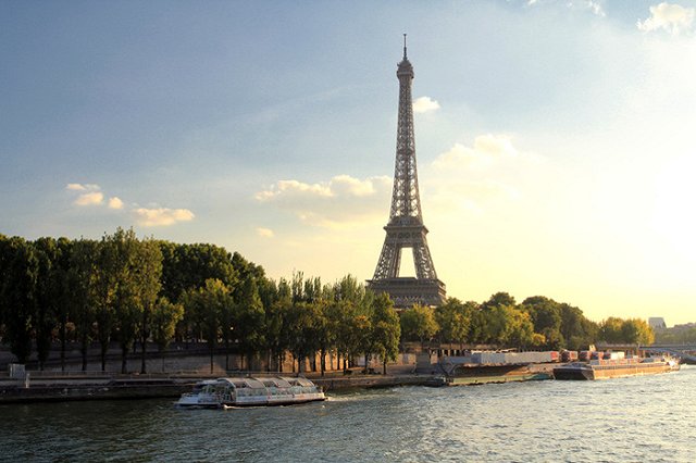 В Париже закрыли Эйфелеву башню