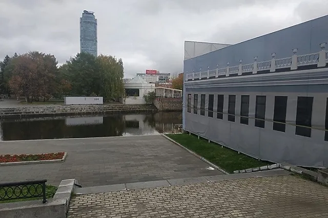 В центре Екатеринбурга поставили глухой забор