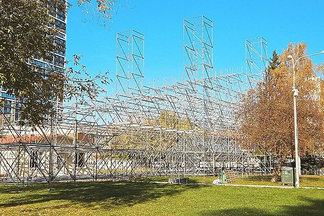 В Екатеринбурге начали строить ледяную зимнюю горку