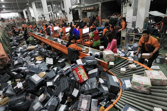 Кольцовская таможня объяснила, почему отсылает обратно посылки с гаджетами