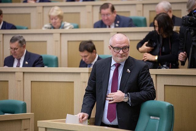 Сенатору Клишасу предложили разработать закон о декларировании шуб и часов