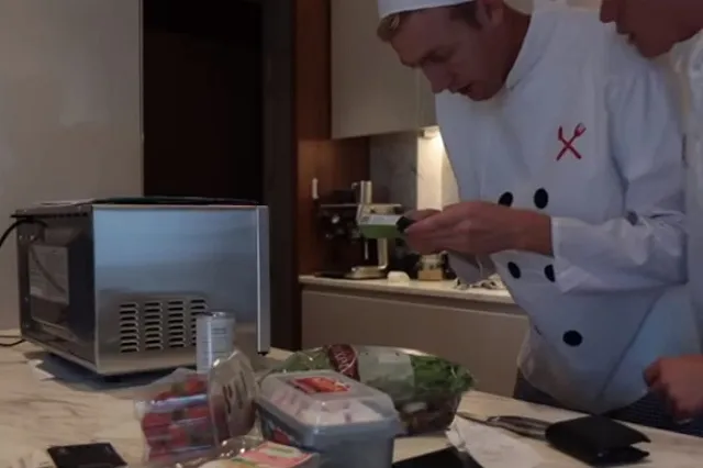 Британец покупал еду в супермаркете, разогревал и продавал как ресторанную