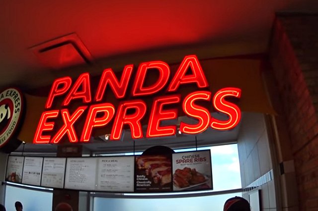 Американская сеть фастфуда заставила сотрудников раздеться во время тренинга