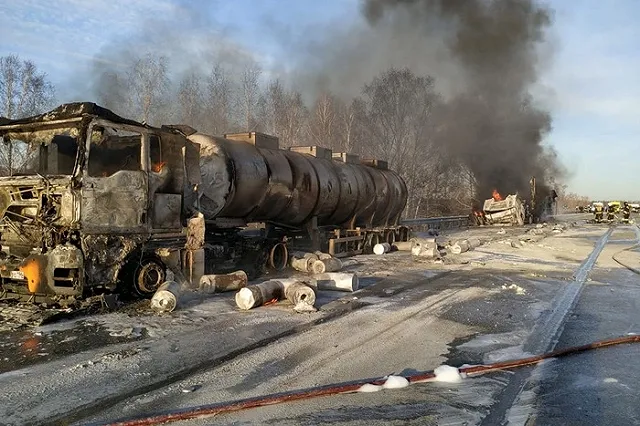 Взрыв предотвращен: под Екатеринбургом перекрыли трассу из-за загоревшегося бензовоза и двух фур