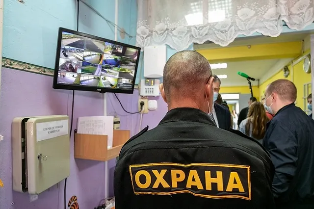 Биктуганов рассказал, кто финансирует обеспечение безопасности свердловских школ