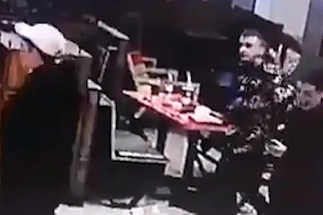 В екатеринбургском торговом центре молодые люди украли у школьника смартфон