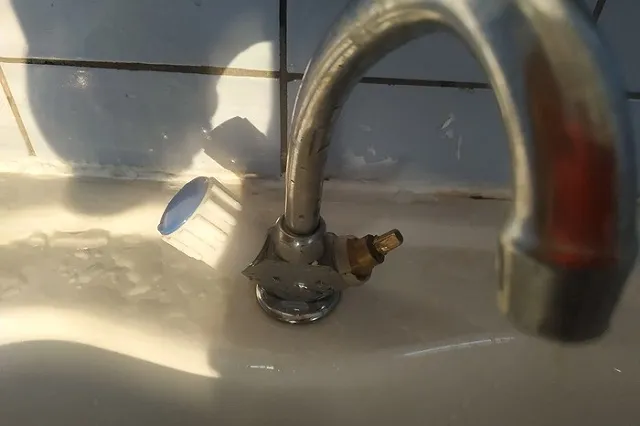 В свердловском городе из кранов месяц бежит ржавая вода