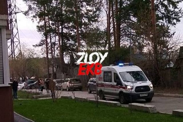 На Широкой Речке из окна многоэтажки выпала девушка