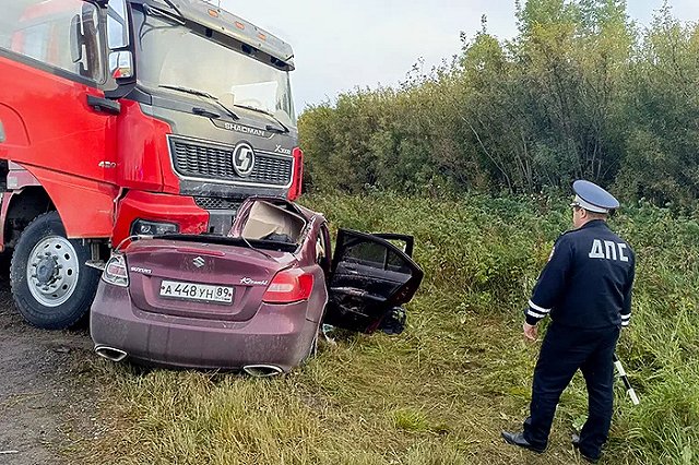 Три человека погибли в леговушке при столкновении с грузовиком под Богдановичем