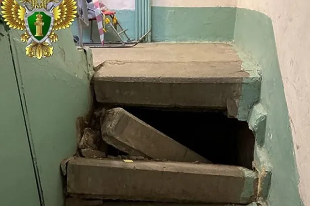 В уральской многоэтажке разрушилась лестница в многоэтажке