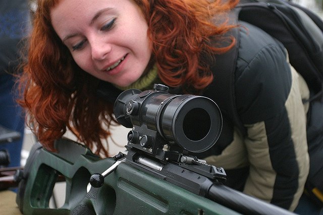 Россиянам разрешили носить с собой оружие в целях самообороны