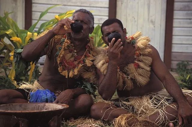Ювелирный бренд показал мужские украшения на голых женщинах