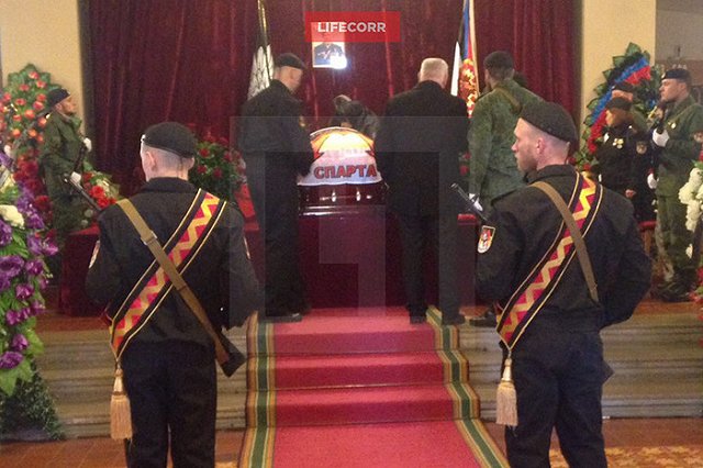 Гроб с телом Моторолы доставили в театр ДНР для церемонии прощания